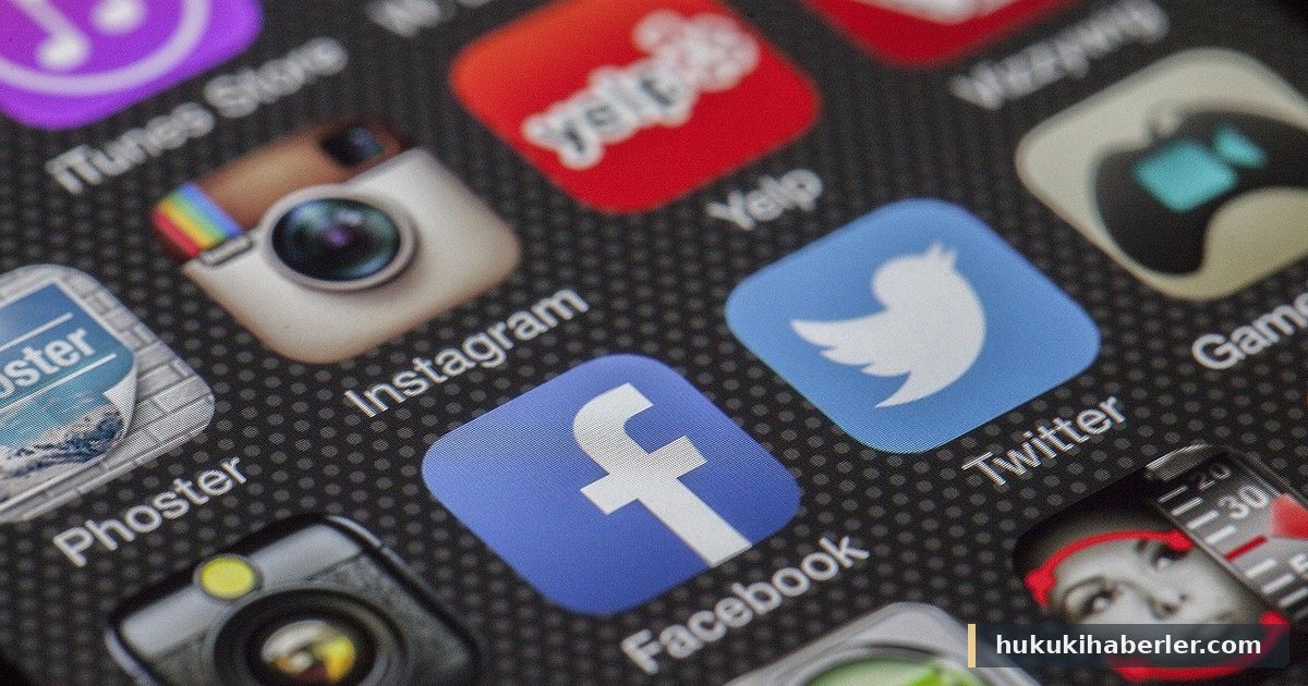 Akıllı telefon ekranında Facebook, Instagram, Twitter ve Yelp uygulama simgeleri