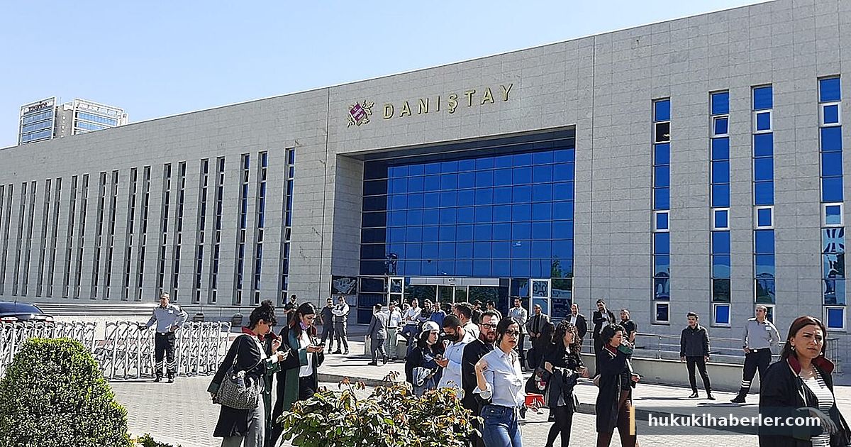 Üzerinde DANIŞTAY tabelası bulunan kurum binasının önünde yürüyen insanlar