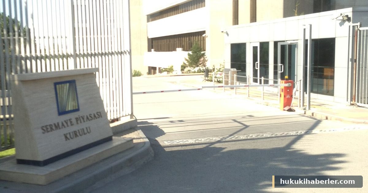 Sermaye Piyasası Kurulu'nun giriş kapısı önündeki taş tabela ve ana bina