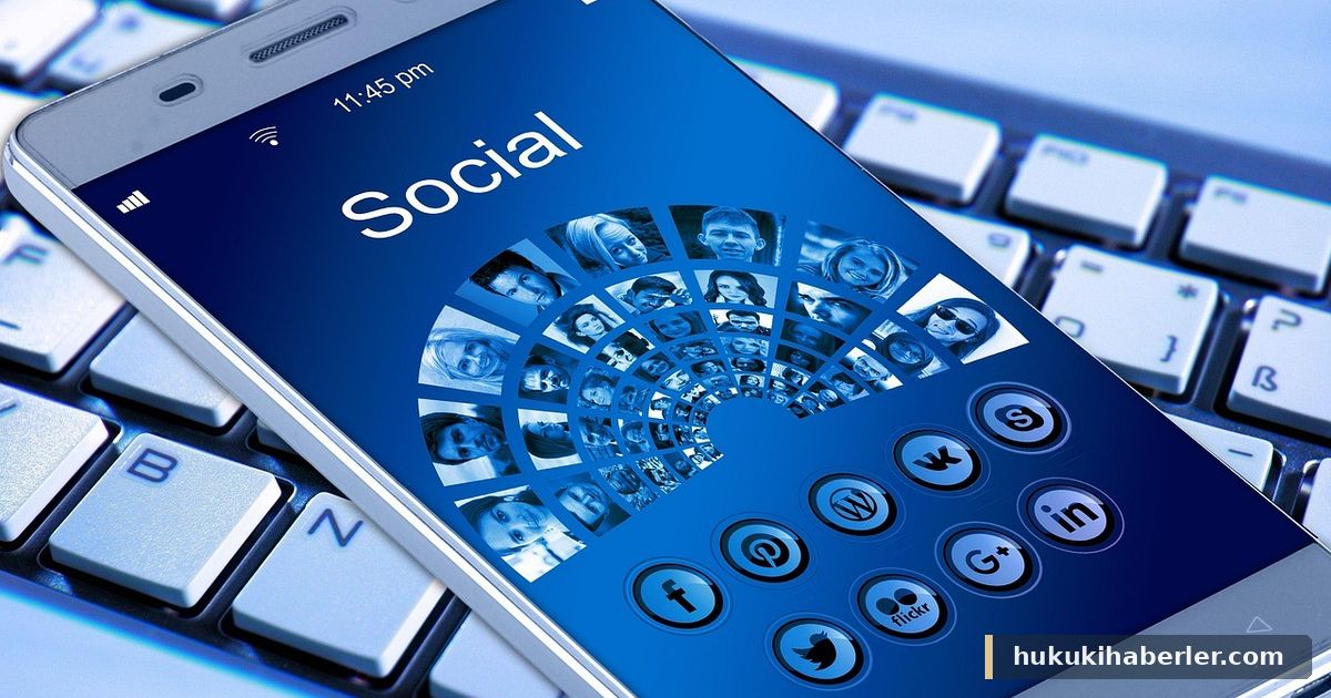 Bilgisayar klavyesi üzerinde sosyal medya simgeleri gösteren akıllı telefon ekranı