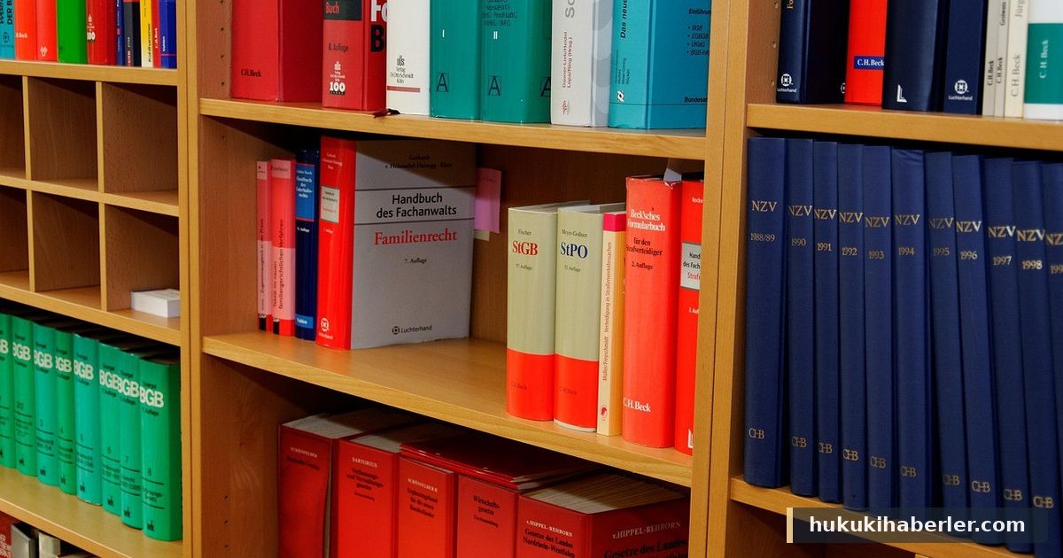 Ahşap raflarda sıralanmış kırmızı, mavi ve yeşil ciltli hukuk kitapları