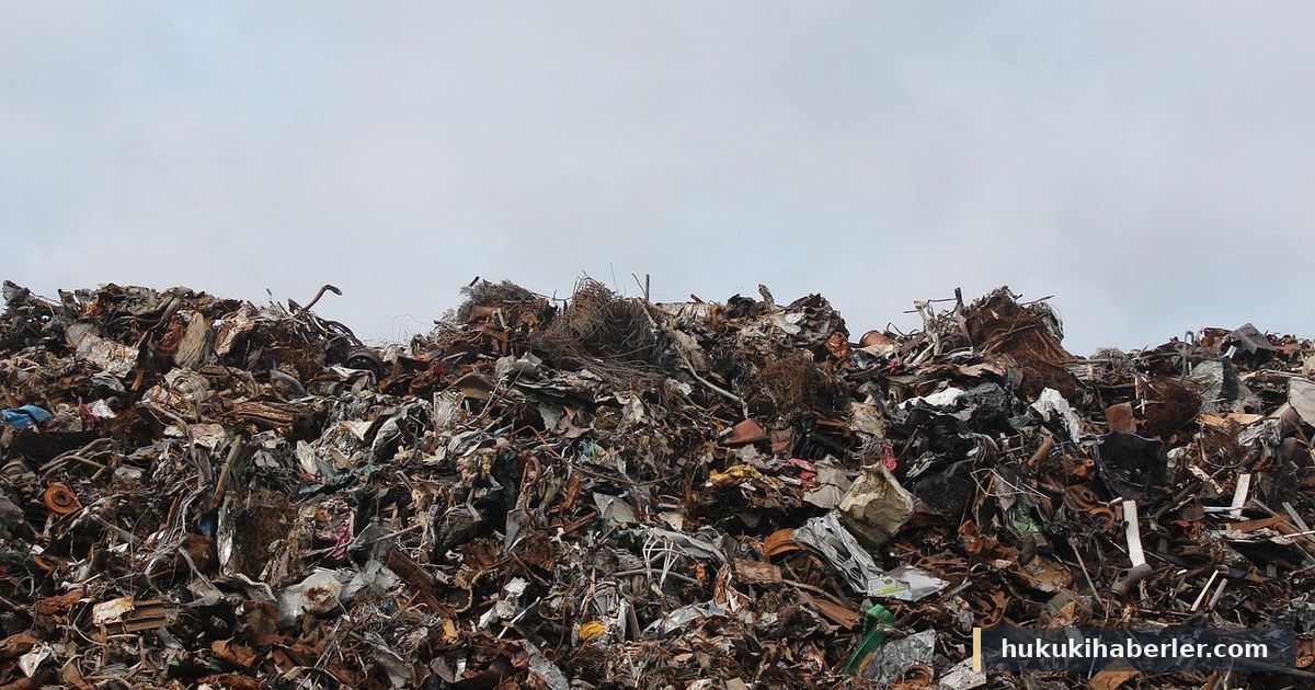 Gökyüzü altında metal hurda ve atıkların oluşturduğu devasa bir çöp yığını
