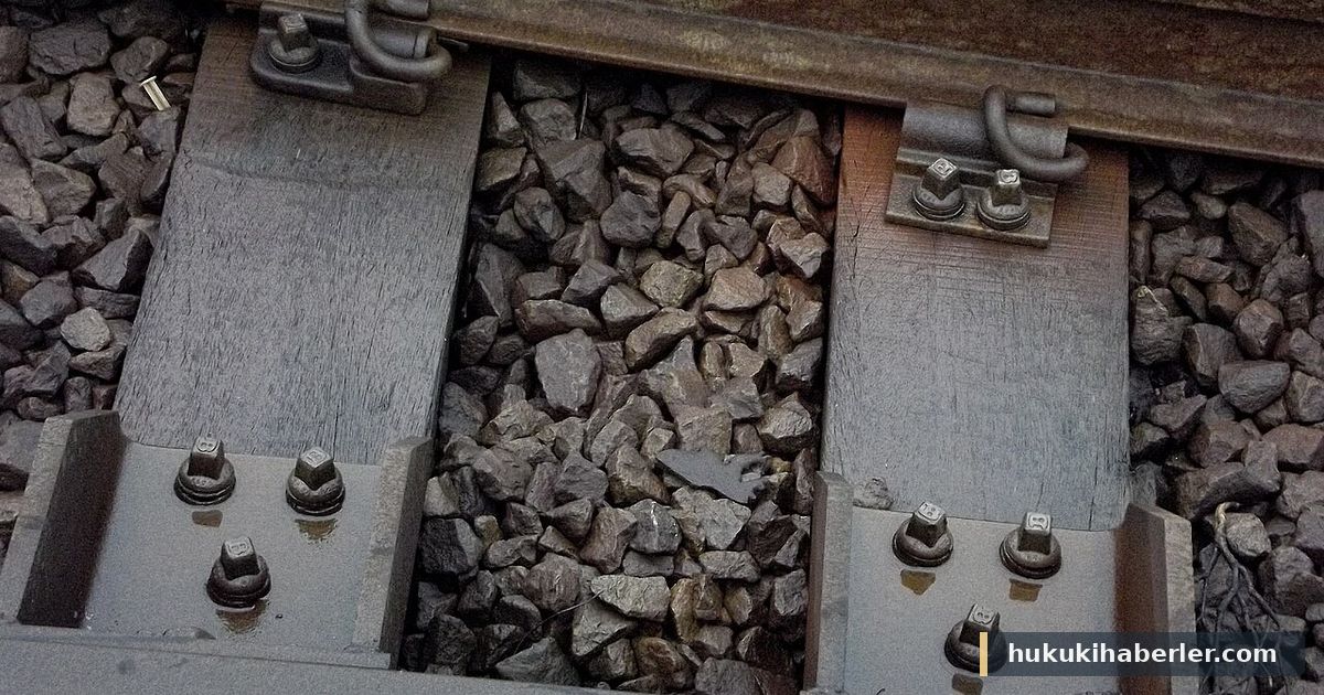 Demiryolu rayları arasında ahşap traversler ve balast taşları