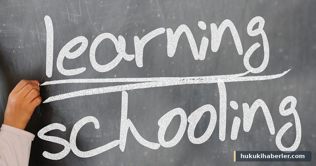 Kara tahtada beyaz tebeşirle yazılmış learning ve schooling kelimeleri, yanında bir el