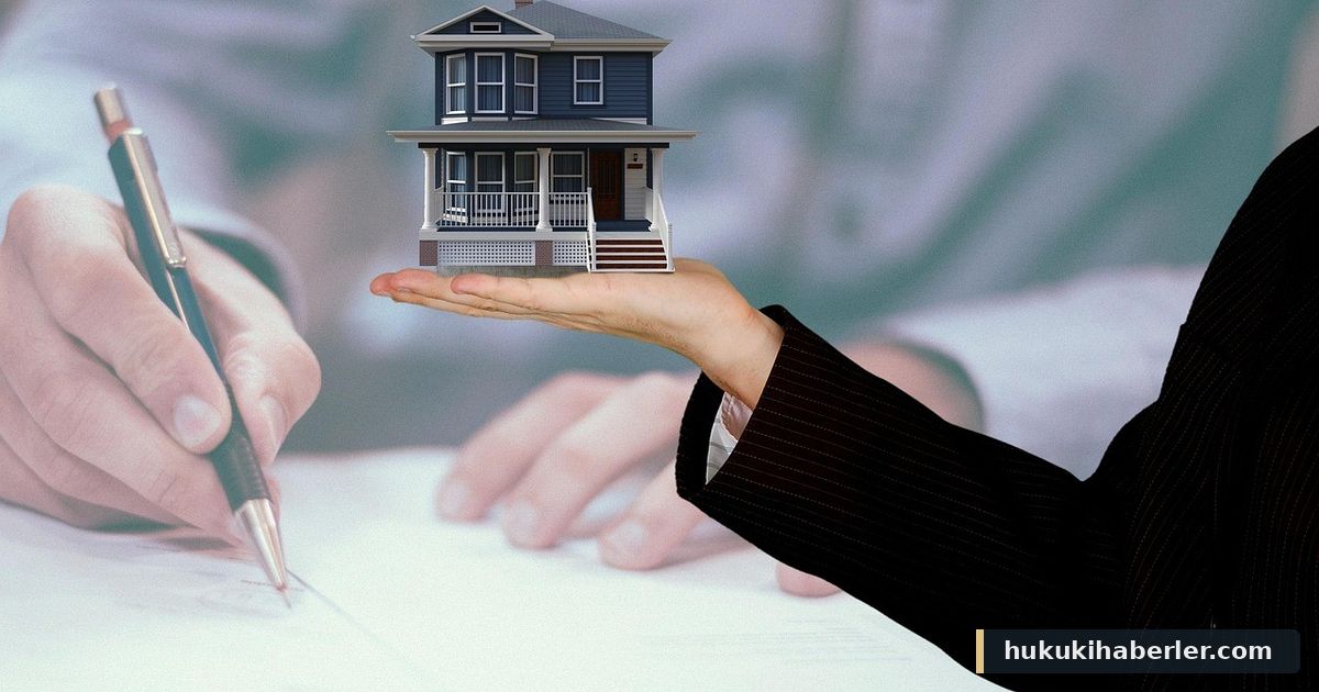 Elde tutulan minyatür ev modeli ve kalemle imzalanan bir sözleşme belgesi