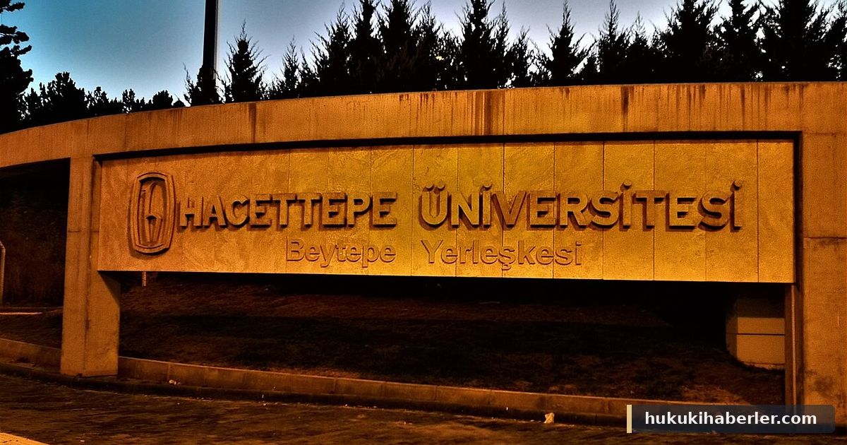 Hacettepe Üniversitesi Beytepe Yerleşkesi yazılı taş girişin gün batımındaki görünümü
