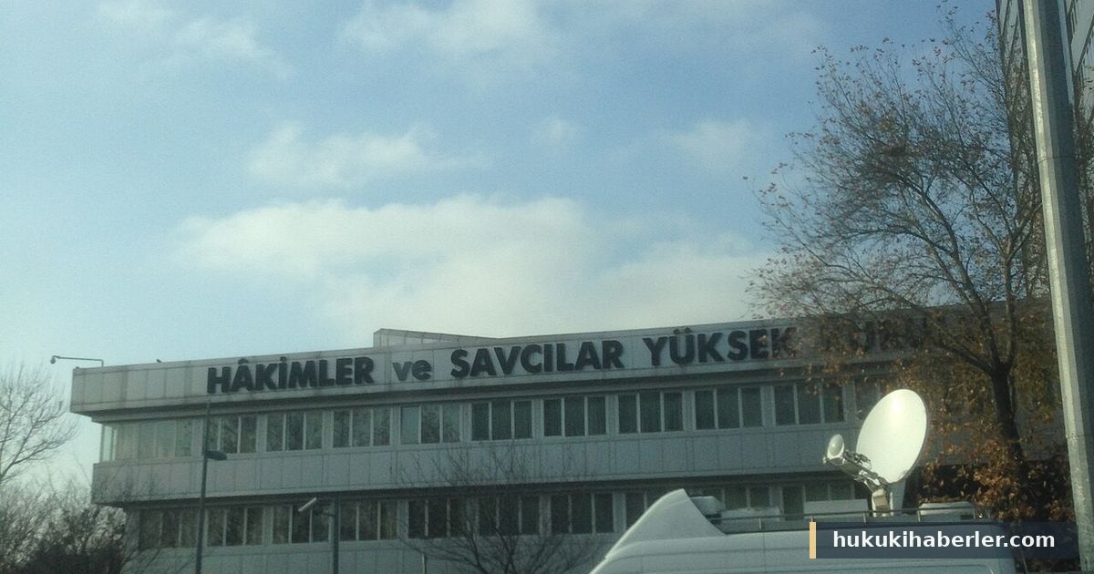 Hâkimler ve Savcılar Yüksek Kurulu binası, uydu antenli beyaz kamyonet önünde