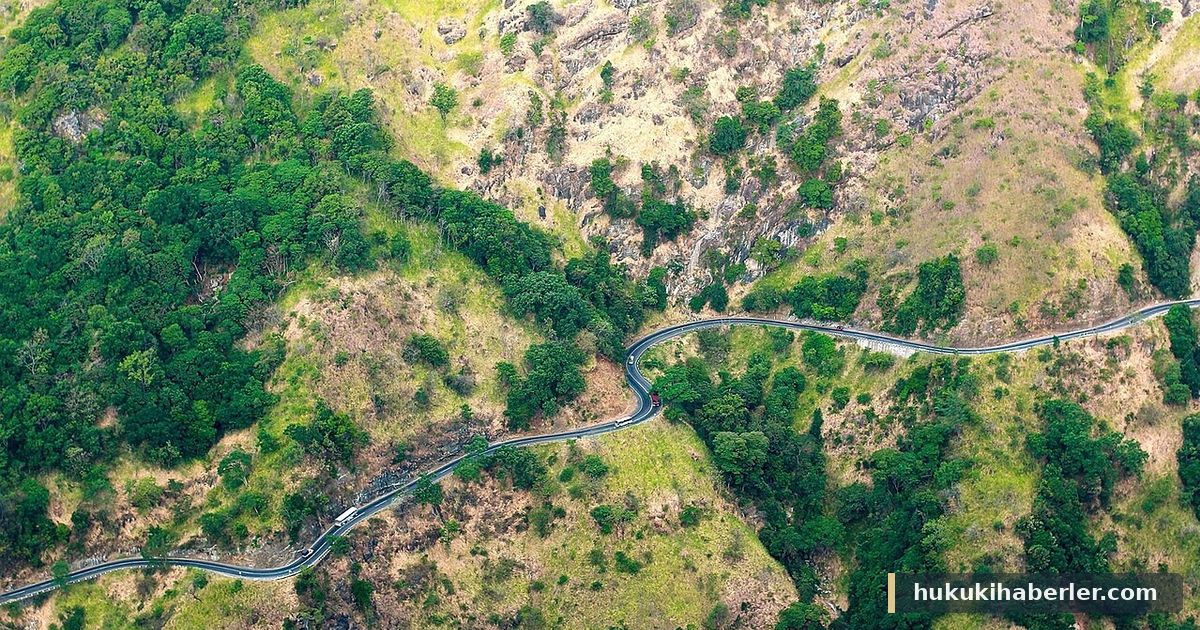 Dağ yamaçlarında kıvrıla kıvrıla uzanan dar bir asfalt yol