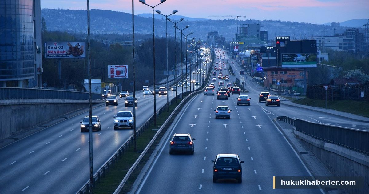 Alacakaranlık saatlerinde otoyolda seyreden otomobiller ve şehir içi trafik akışı