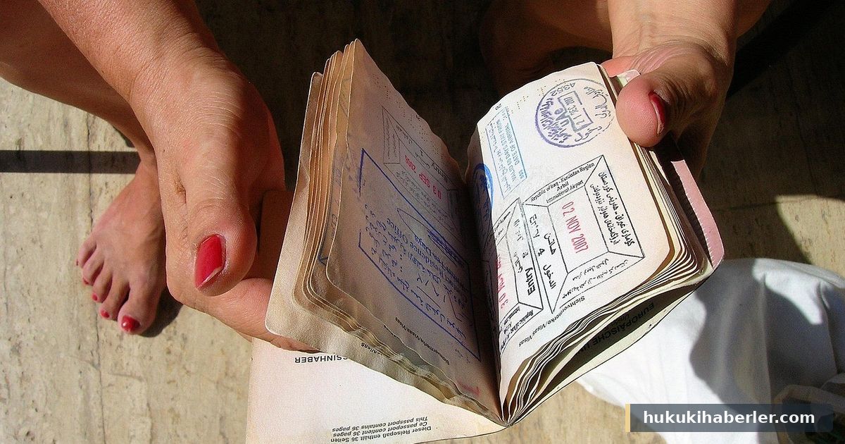 Vize damgaları ve mühürler bulunan açık pasaportu tutan eller