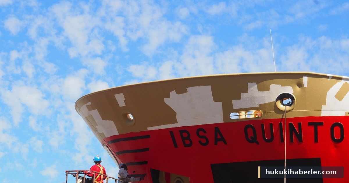 Tersanede gemi gövdesinde çalışan, kask takmış işçiler iş platformunda