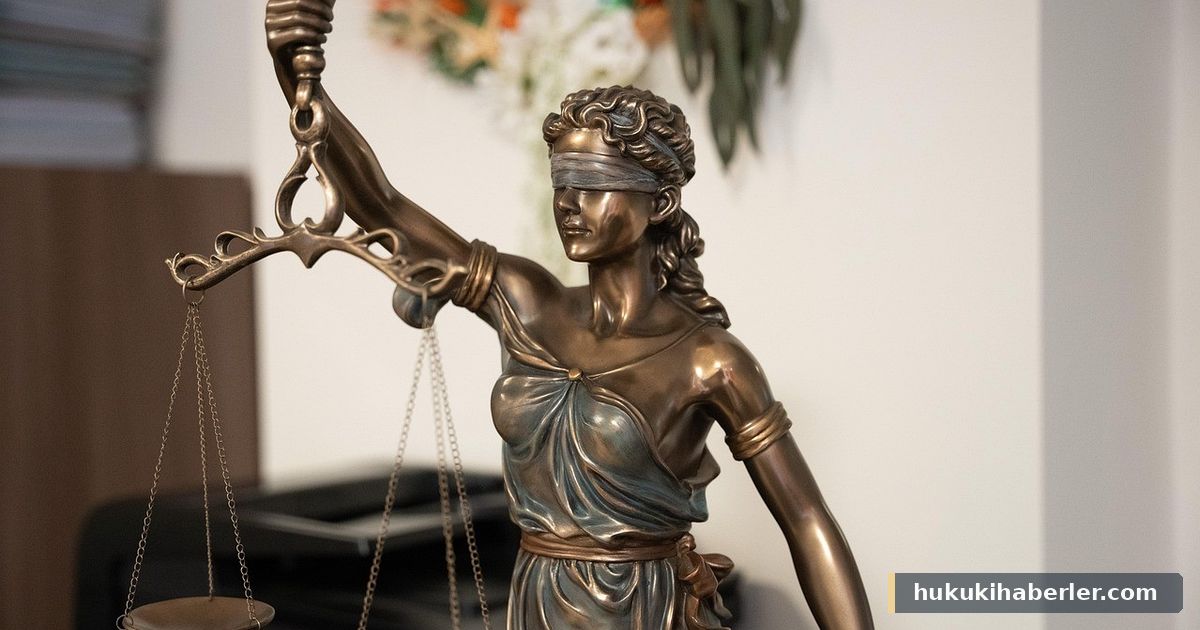 Gözleri bağlı ve elinde terazi tutan tunç renkli adalet heykeli