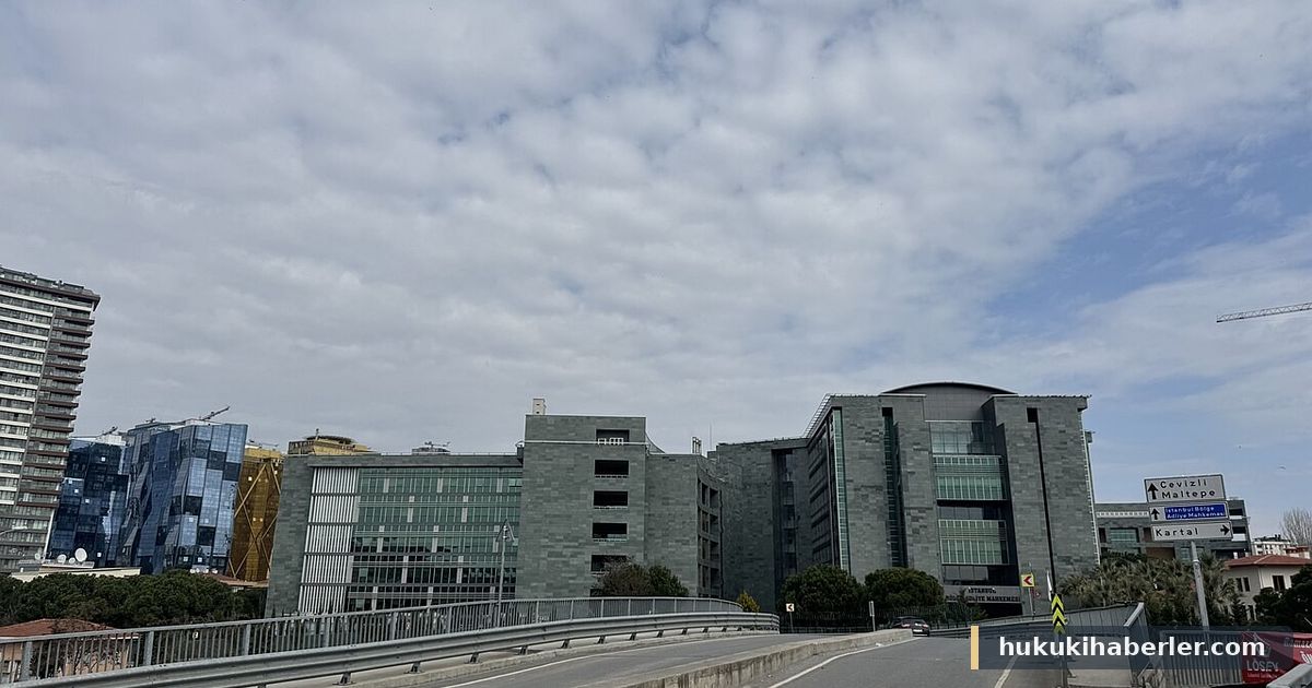 İstanbul Bölge Adliye Mahkemesi binası dış cephesi ve önündeki üst geçit