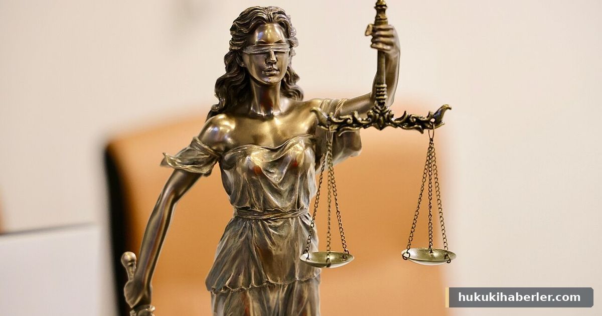 Gözleri bağlı, bir elinde terazi diğerinde kılıç tutan tunç renkli adalet heykeli