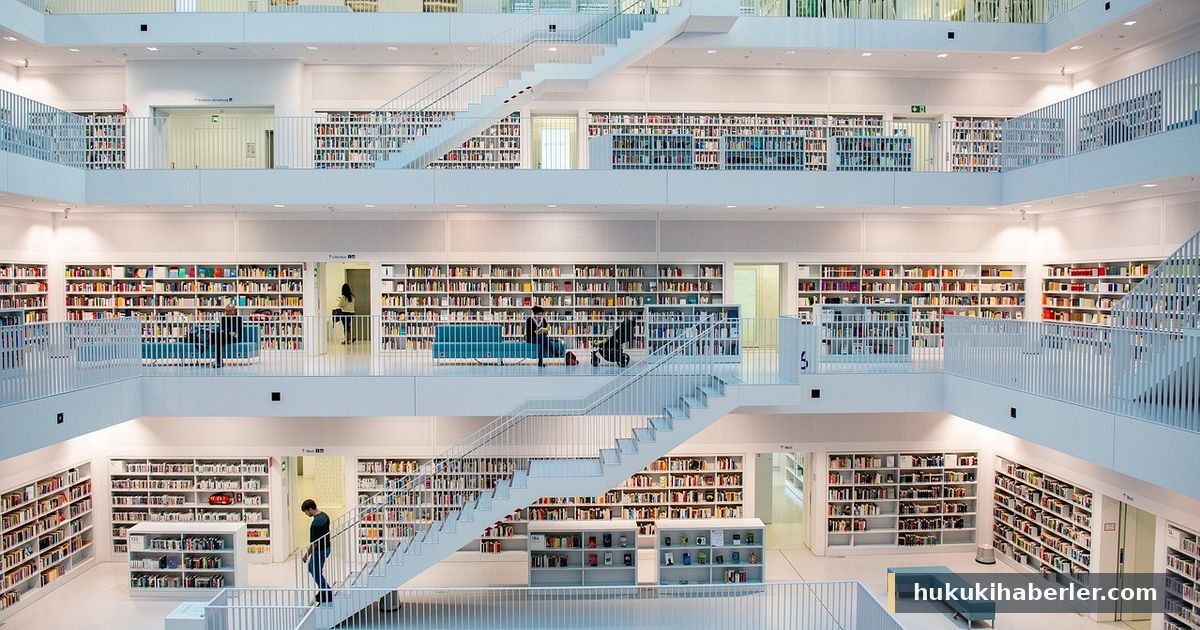 Beyaz tonlardaki modern kütüphane binasının çok katlı iç mekanı ve merdivenleri