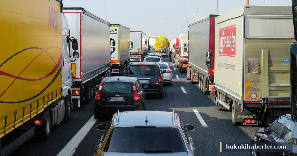 Otoyolda yoğun trafikte ilerlemeye çalışan tırlar ve binek otomobiller