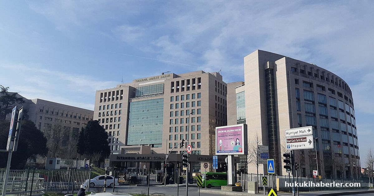 Gündüz saatlerinde İstanbul Adalet Sarayı binasının dış görünümü