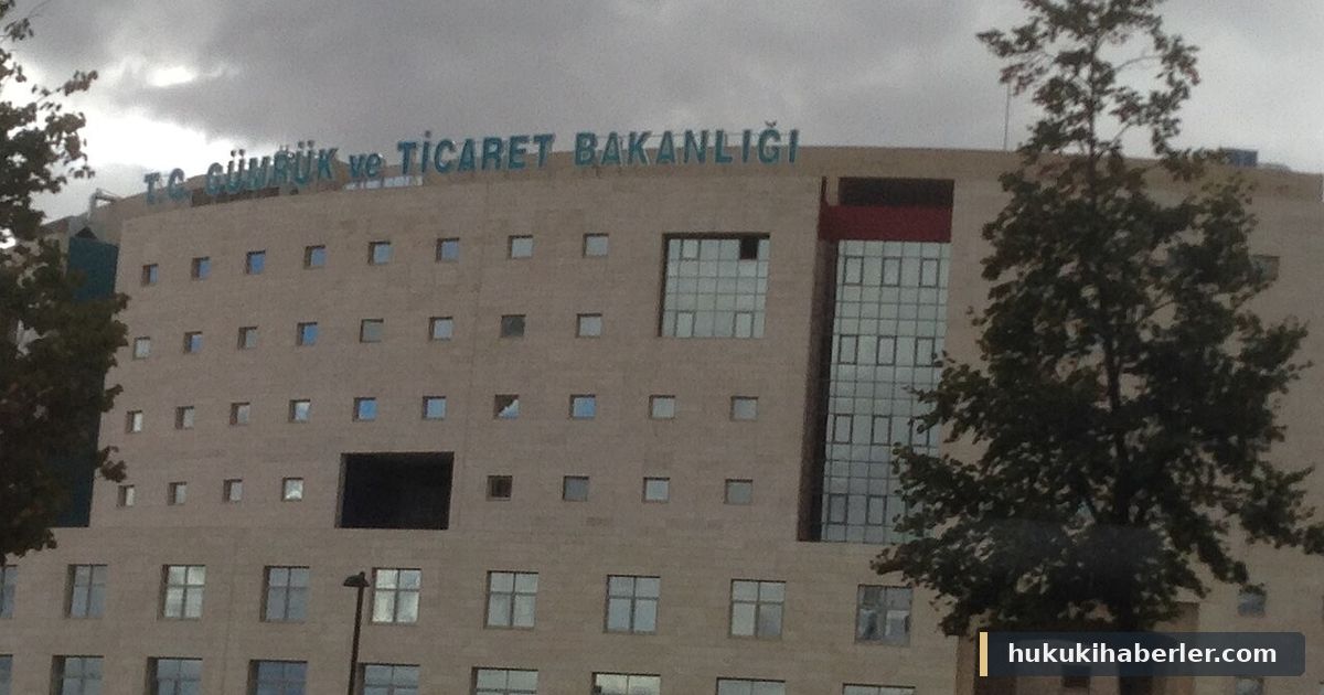 Üzerinde 'T.C. Gümrük ve Ticaret Bakanlığı' yazan bej taşlı yüksek bina cephesi