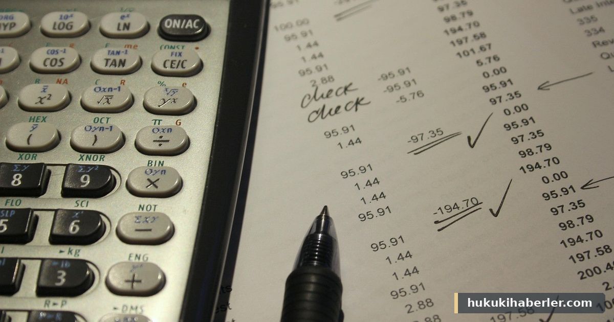 Hesap makinesi ve kalemle incelenen finansal rakamların yer aldığı evraklar