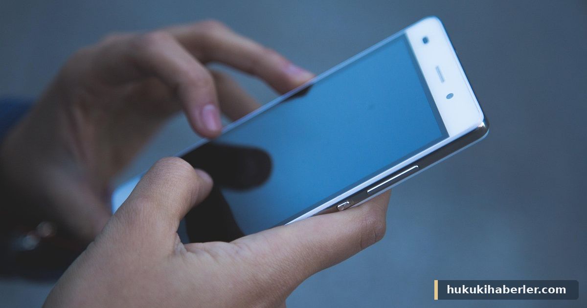 Elinde akıllı telefon tutan, ekrana dokunan ellerin yakın çekimi