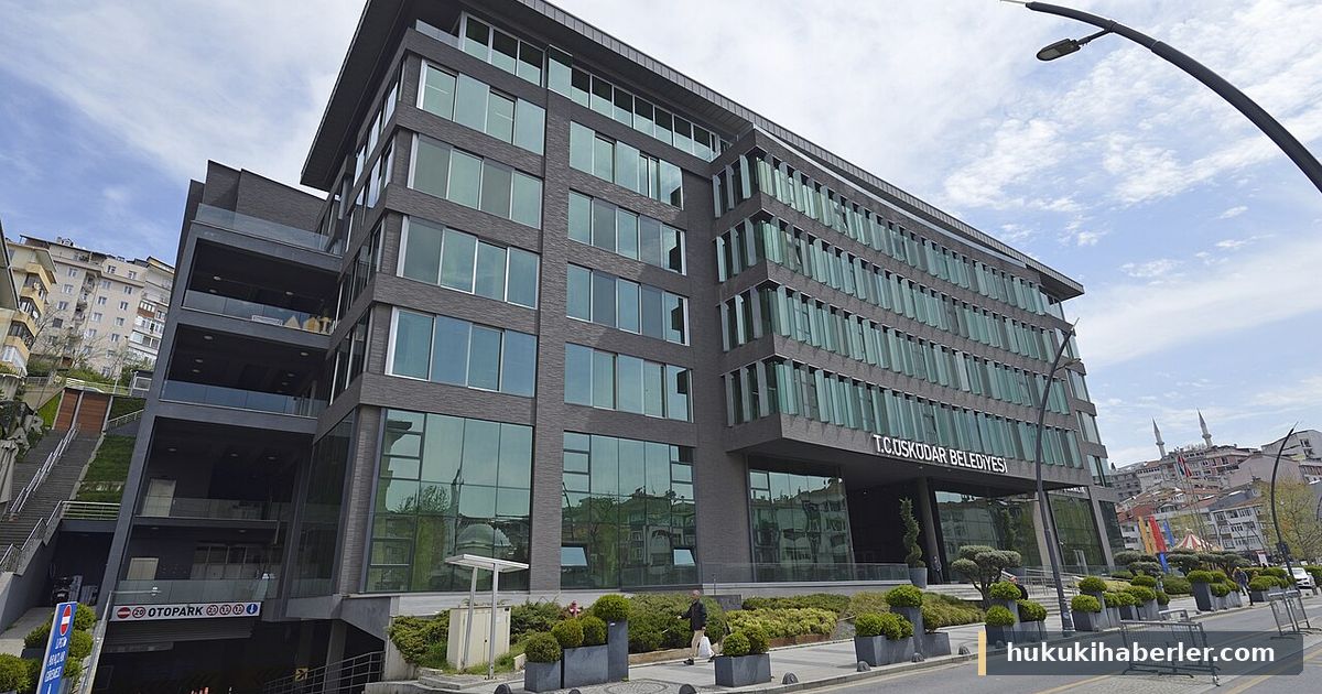 Cam cepheli modern çok katlı belediye binası ve önündeki cadde