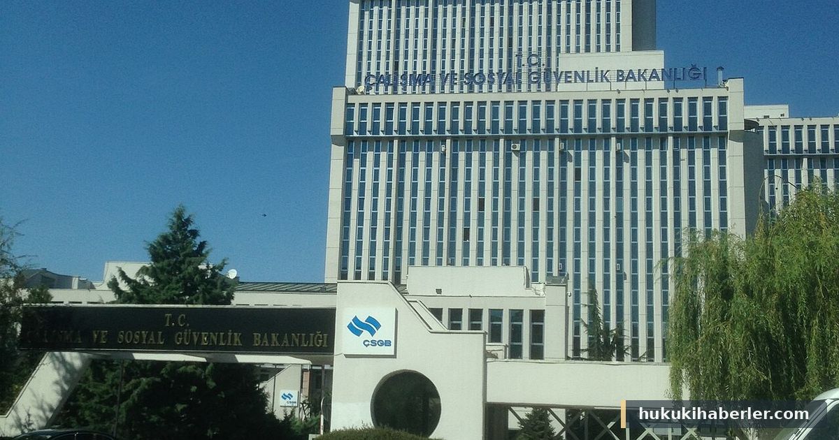 Çalışma ve Sosyal Güvenlik Bakanlığı binası, önünde trafik konileri ve beyaz bir minibüs