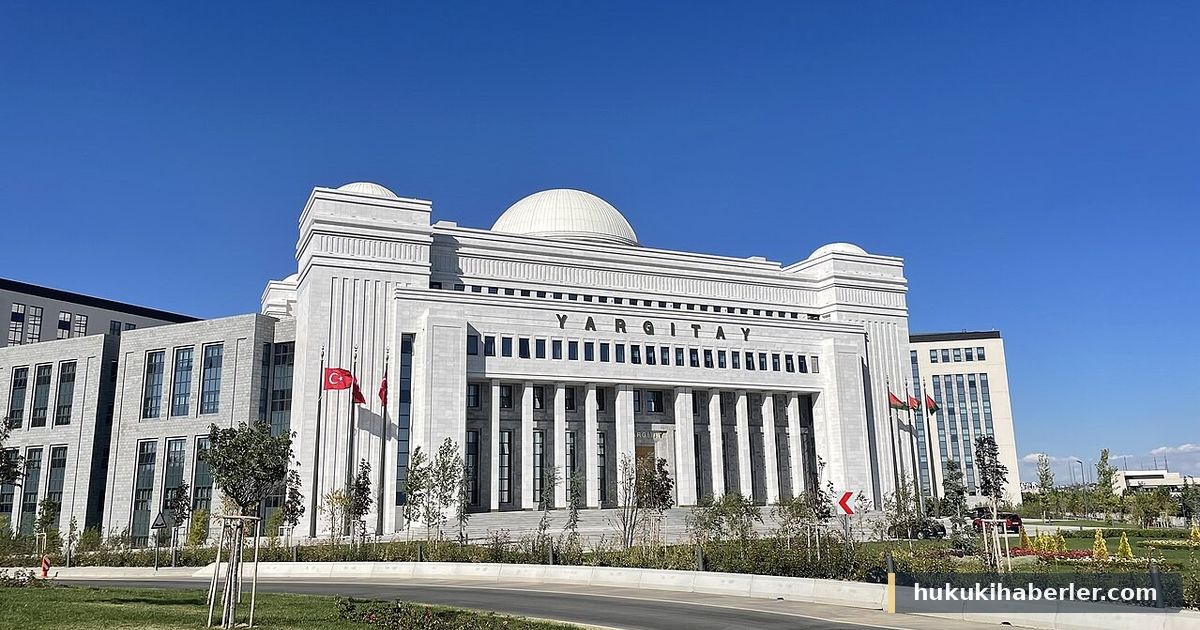 Mermer cepheli, kubbeli Yargıtay binası ve önündeki Türk bayrakları