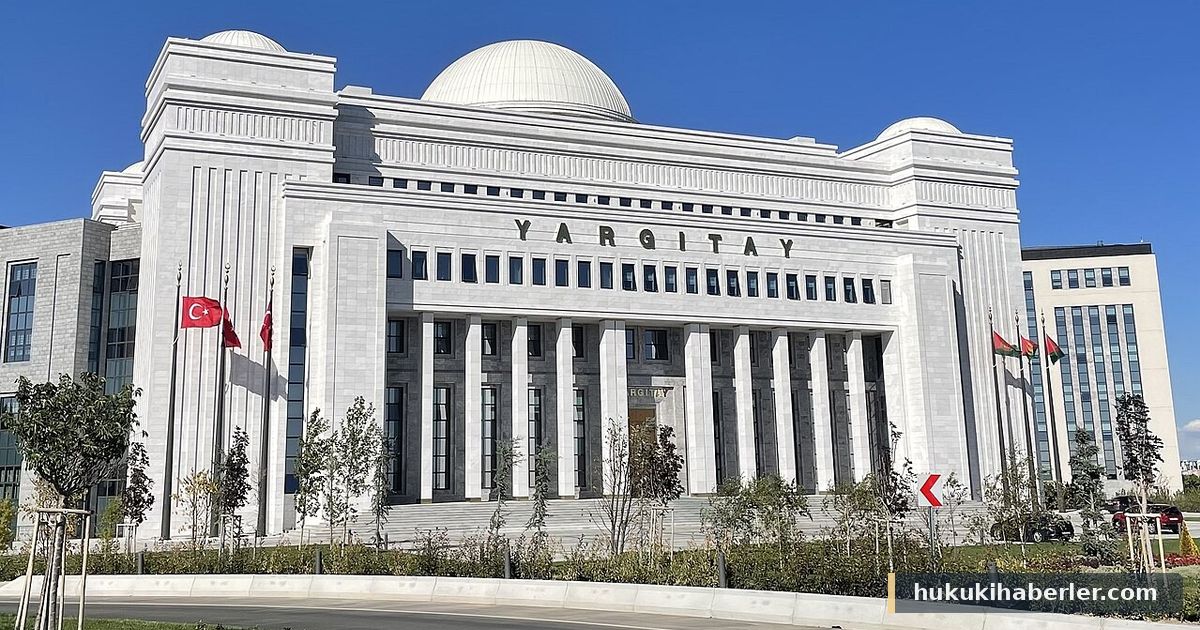 Beyaz mermer cepheli, kubbeli YARGITAY binası ve önündeki Türk bayrakları